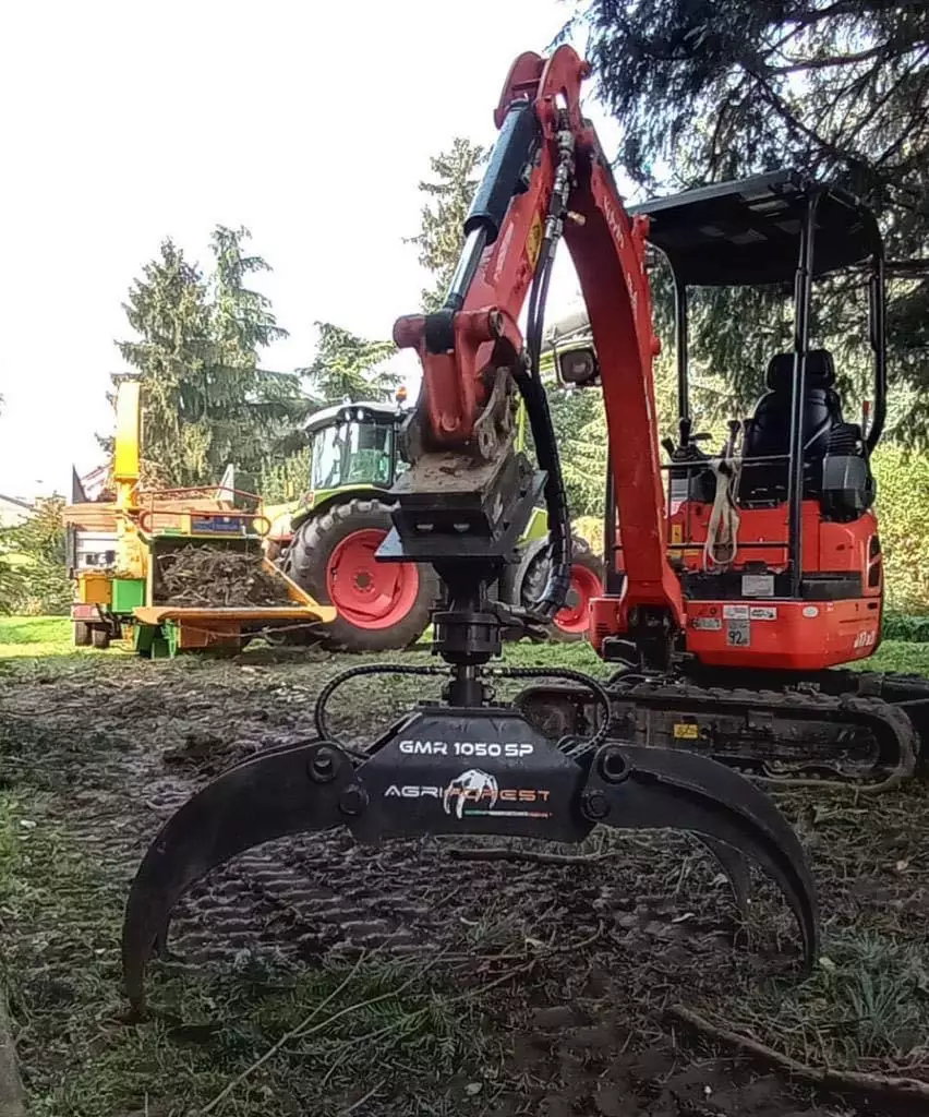 LOG GRABS WITH OPEN FINGERS